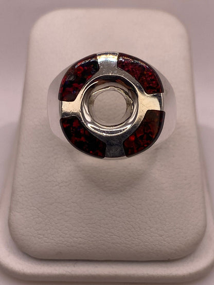 Anillo de Ópalo de Fuego Rojo Iridiscente en Plata Ley .925 en báscula mostrando peso