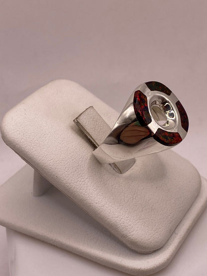 Anillo de Ópalo de Fuego Rojo Iridiscente en Plata Ley .925, vista lateral