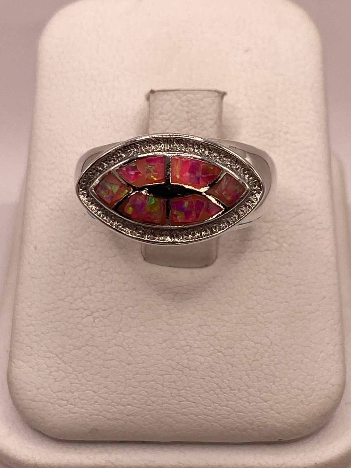 Anillo con Ópalo de Fuego Rosa Iridiscente en Plata Ley .950 — detalle de acabado