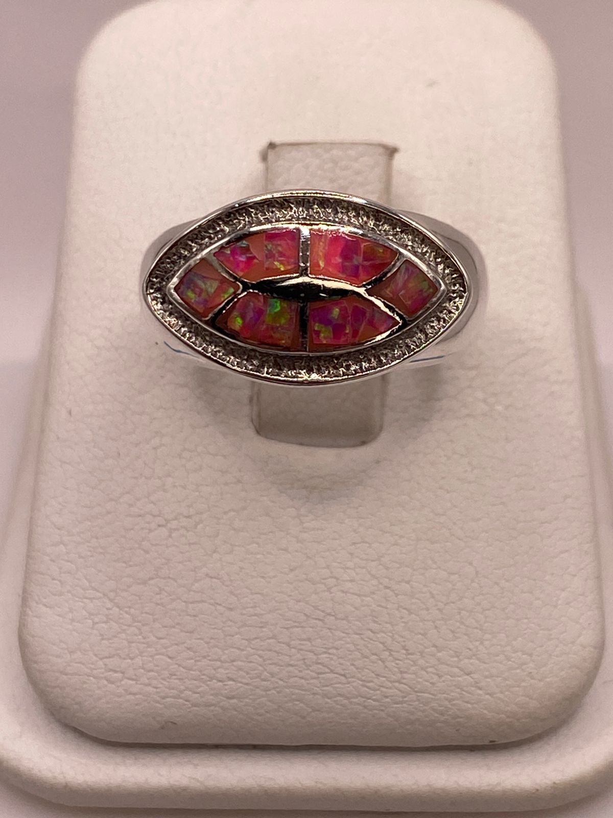 Anillo con Ópalo de Fuego Rosa Iridiscente en Plata Ley .950, vista frontal