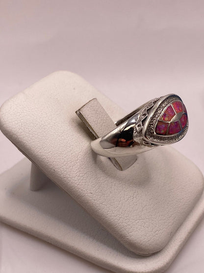 Anillo con Ópalo de Fuego Rosa Iridiscente en Plata Ley .950, vista lateral