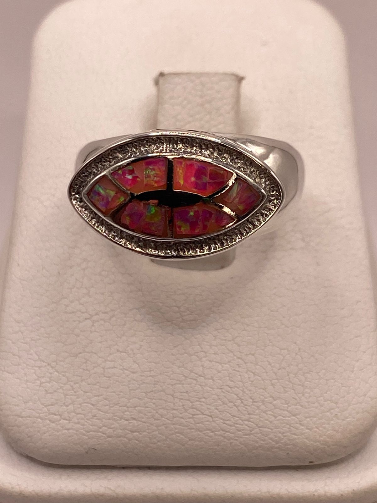 Anillo con Ópalo de Fuego Rosa Iridiscente en Plata Ley .950, vista de detalle
