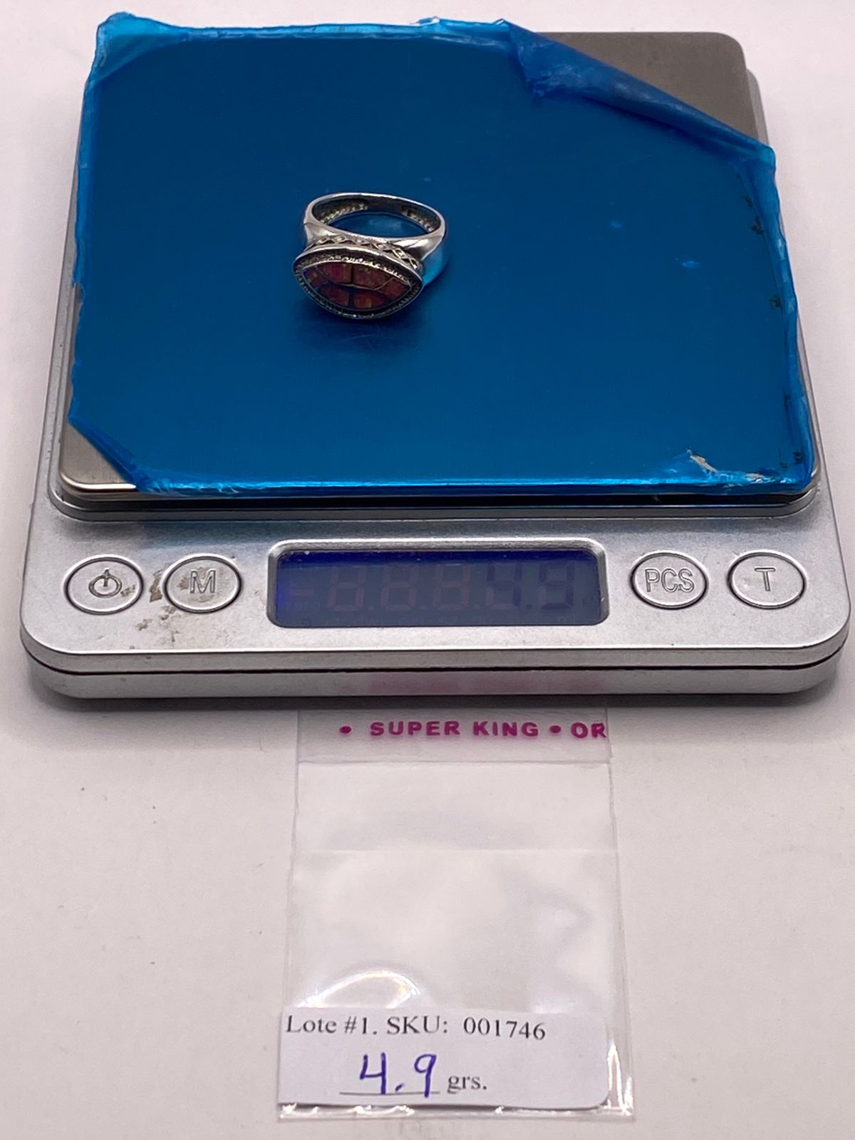 Anillo con Ópalo de Fuego Rosa Iridiscente en Plata Ley .950, peso en gramos (báscula)