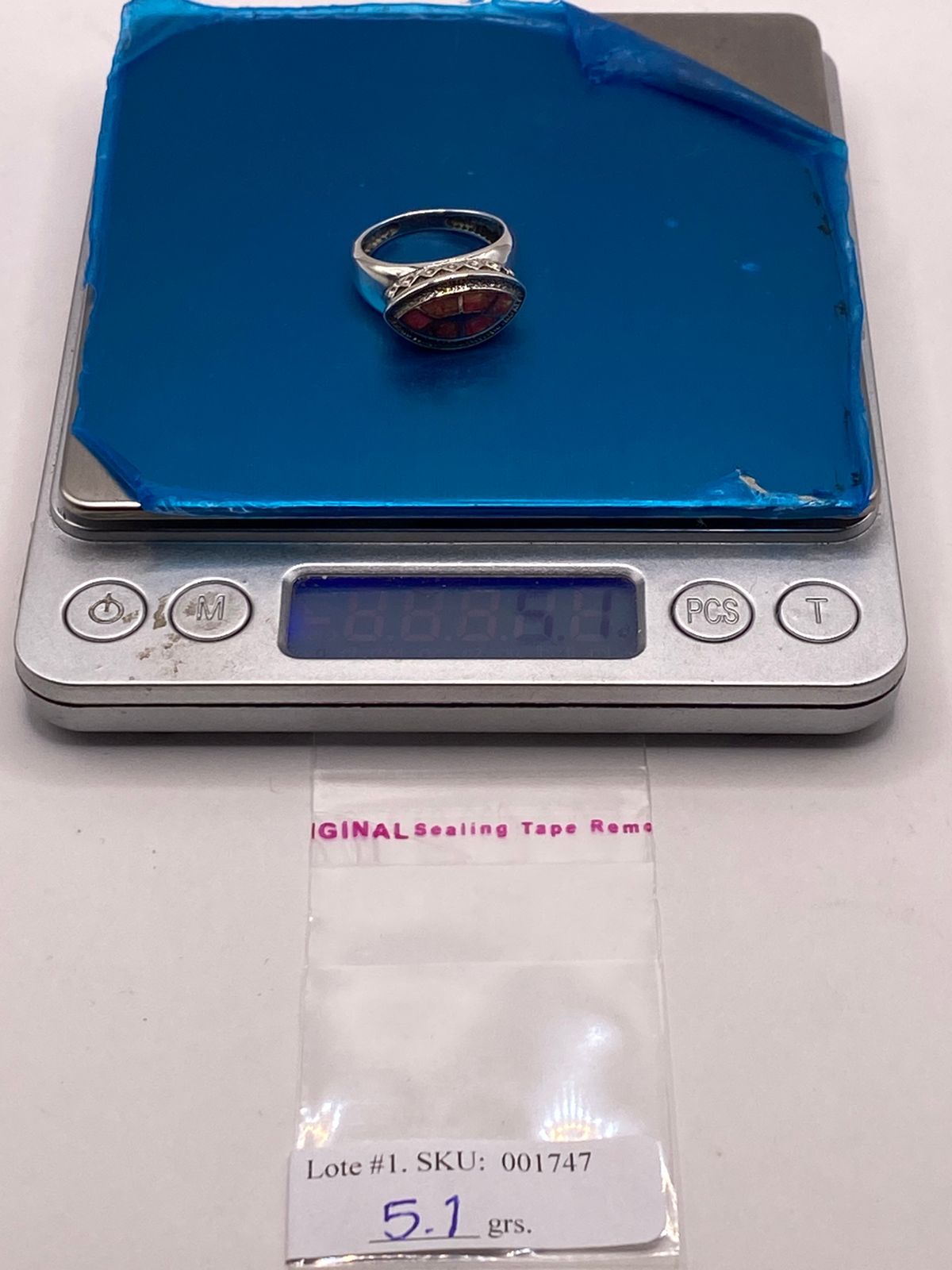 Anillo con Ópalo de Fuego Rosa Iridiscente en Plata Ley .950, peso en gramos (báscula)