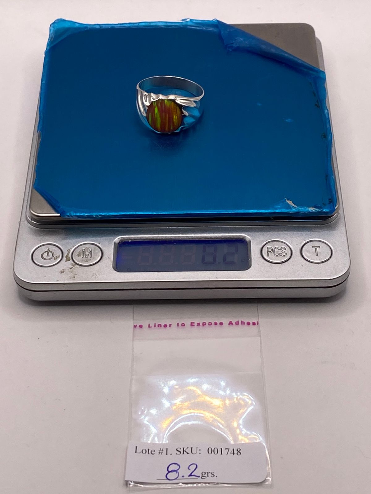 Anillo con Ópalo de Fuego Rosa Iridiscente en Plata Ley .950, peso en gramos (báscula)