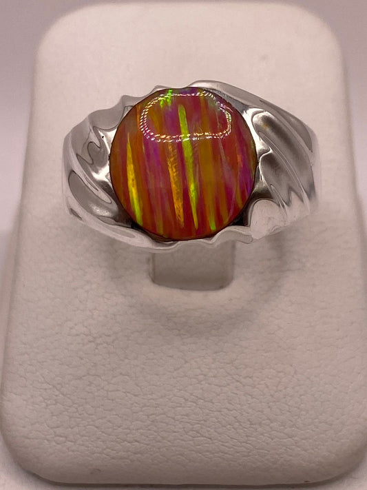 Anillo con Ópalo de Fuego Rosa Iridiscente en Plata Ley .950 en báscula mostrando peso