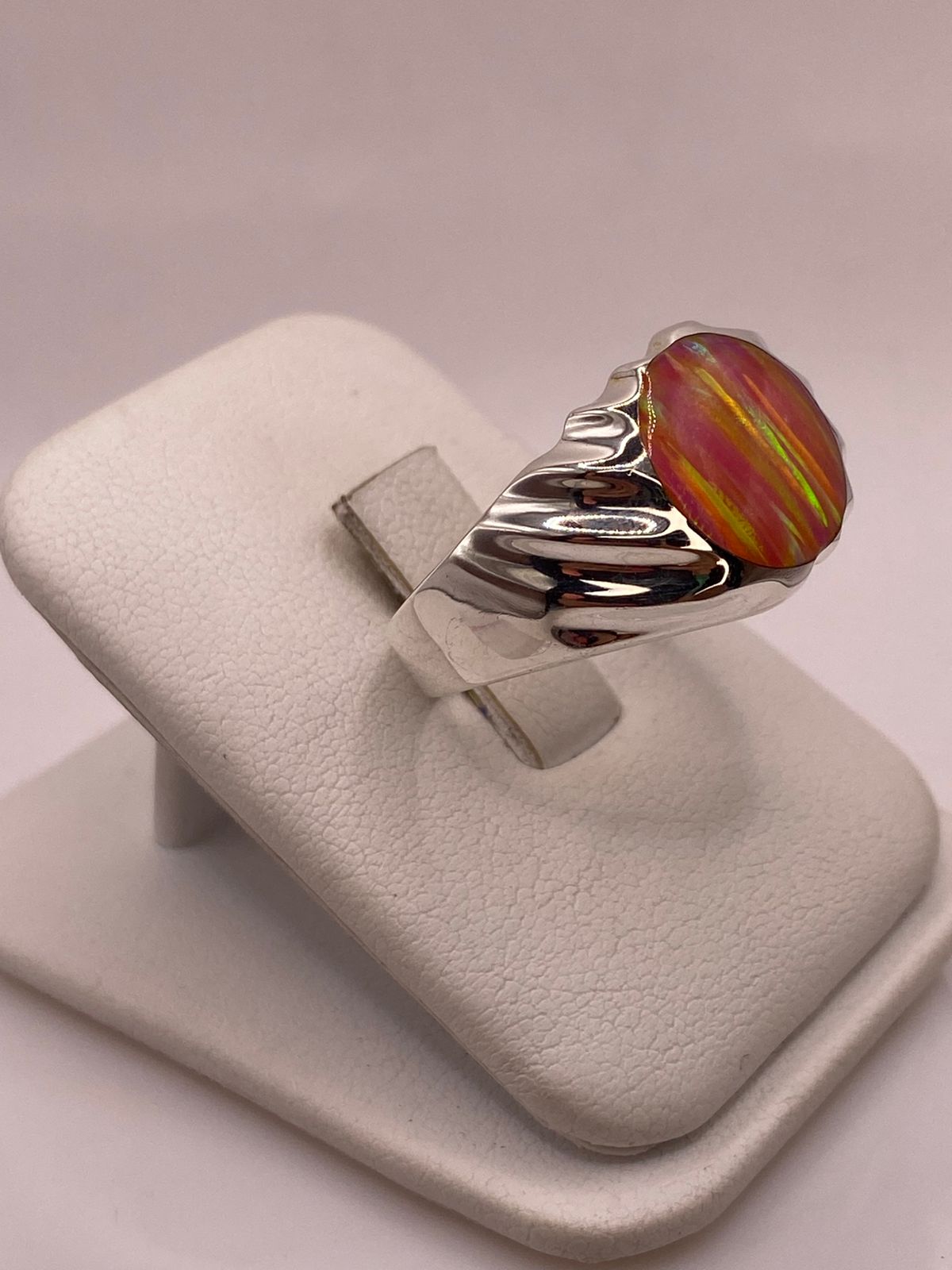 Anillo con Ópalo de Fuego Rosa Iridiscente en Plata Ley .950, vista lateral