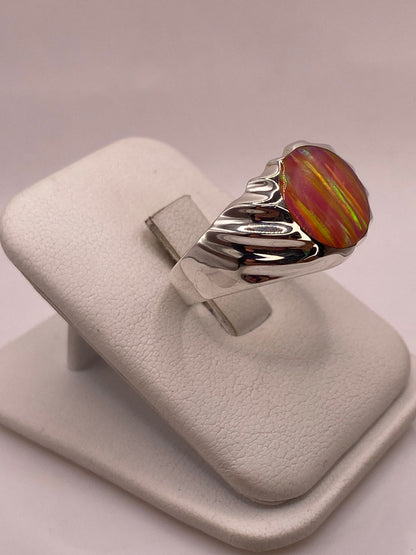 Anillo con Ópalo de Fuego Rosa Iridiscente en Plata Ley .950, vista lateral