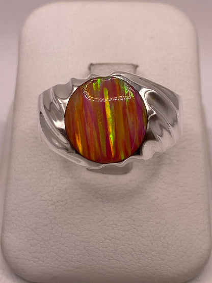 Anillo con Ópalo de Fuego Rosa Iridiscente en Plata Ley .950, vista de detalle