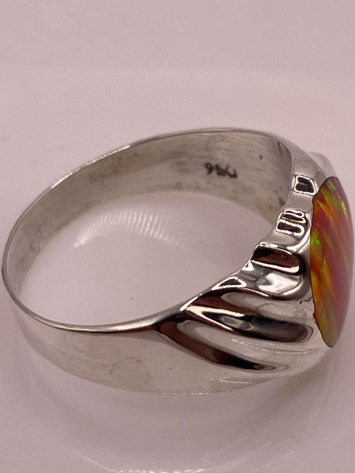 Anillo con Ópalo de Fuego Rosa Iridiscente en Plata Ley .950, sello de autenticidad Plata Ley .925