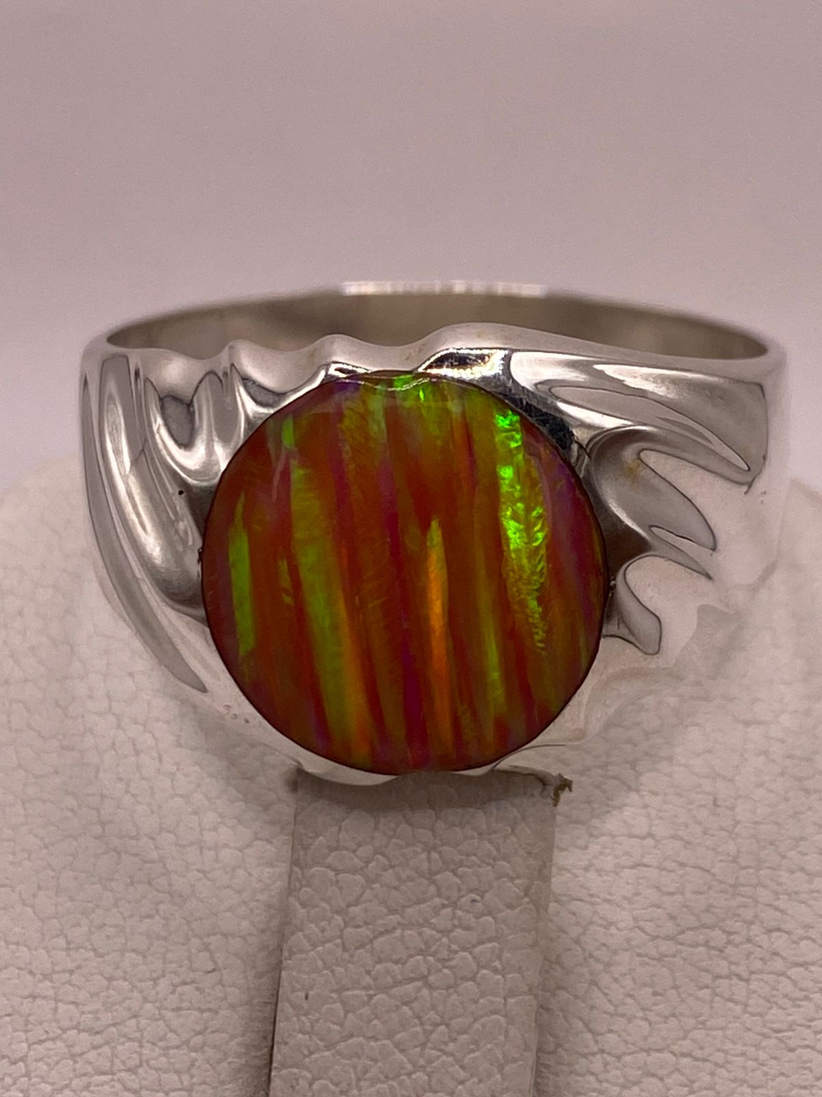 Anillo con Ópalo de Fuego Rosa Iridiscente en Plata Ley .950, vista superior