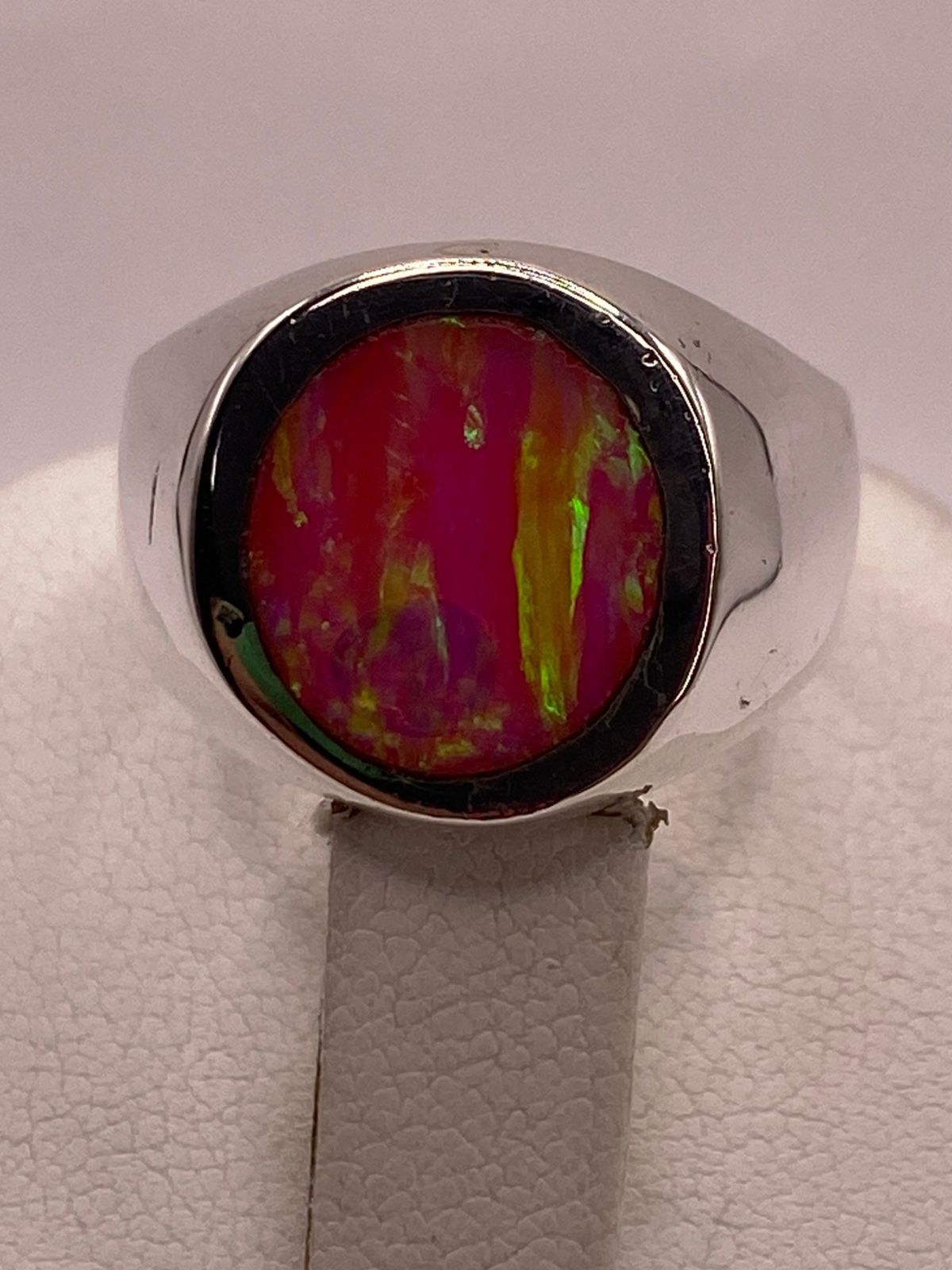 Anillo de Ópalo de Fuego Rosa en Plata Ley .925, vista de detalle