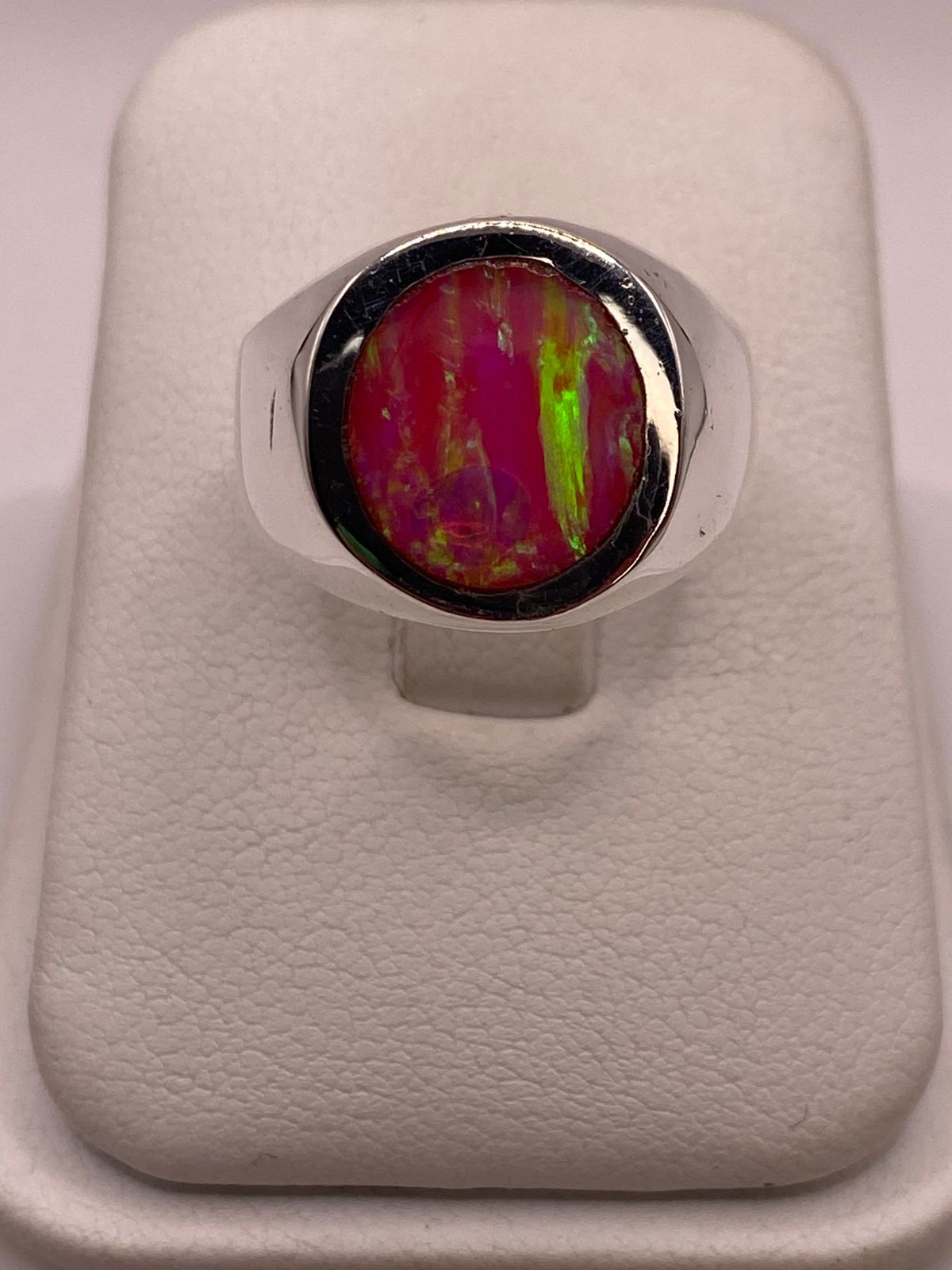 Anillo de Ópalo de Fuego Rosa en Plata Ley .925, vista lateral