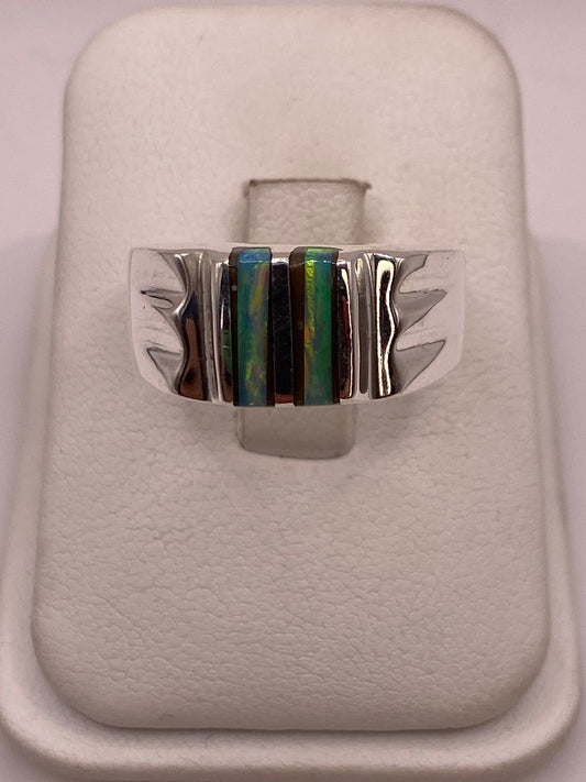 Anillo de Ópalo de Fuego Turquesa Iridiscente en Plata Ley .925 — ángulo diagonal