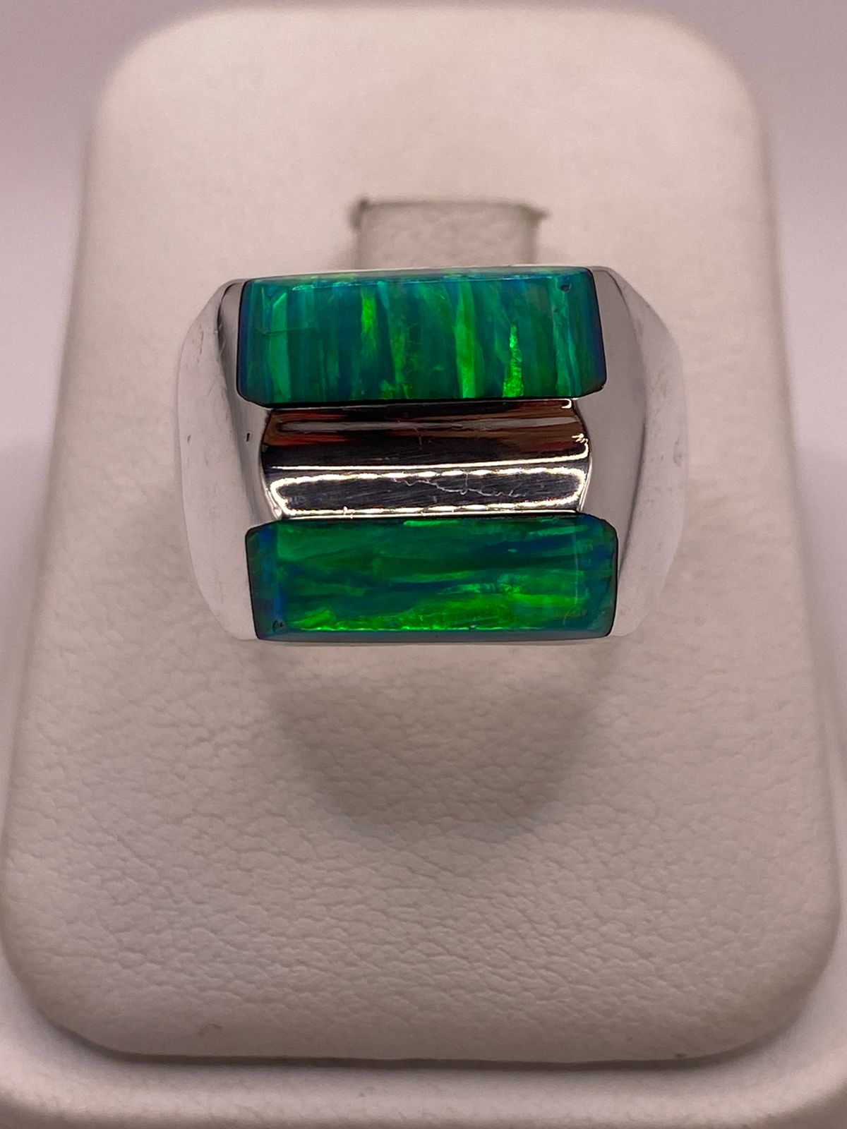 Anillo de Ópalo de Fuego Verde Iridiscente en Plata Ley .925 — ángulo diagonal
