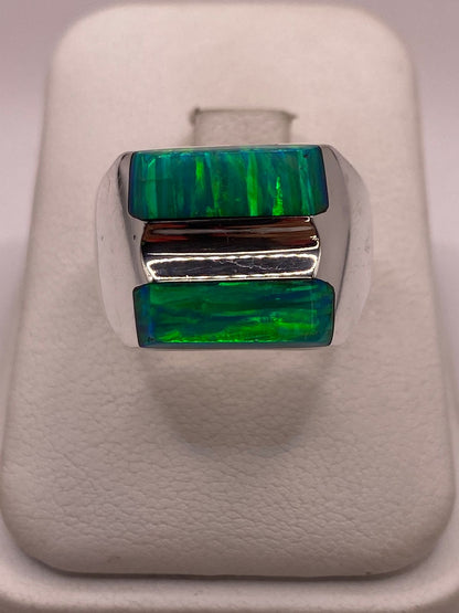 Anillo de Ópalo de Fuego Verde Iridiscente en Plata Ley .925 — ángulo diagonal
