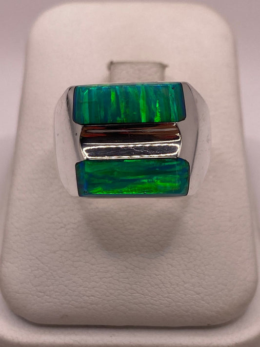 Anillo de Ópalo de Fuego Verde Iridiscente en Plata Ley .925 — ángulo diagonal