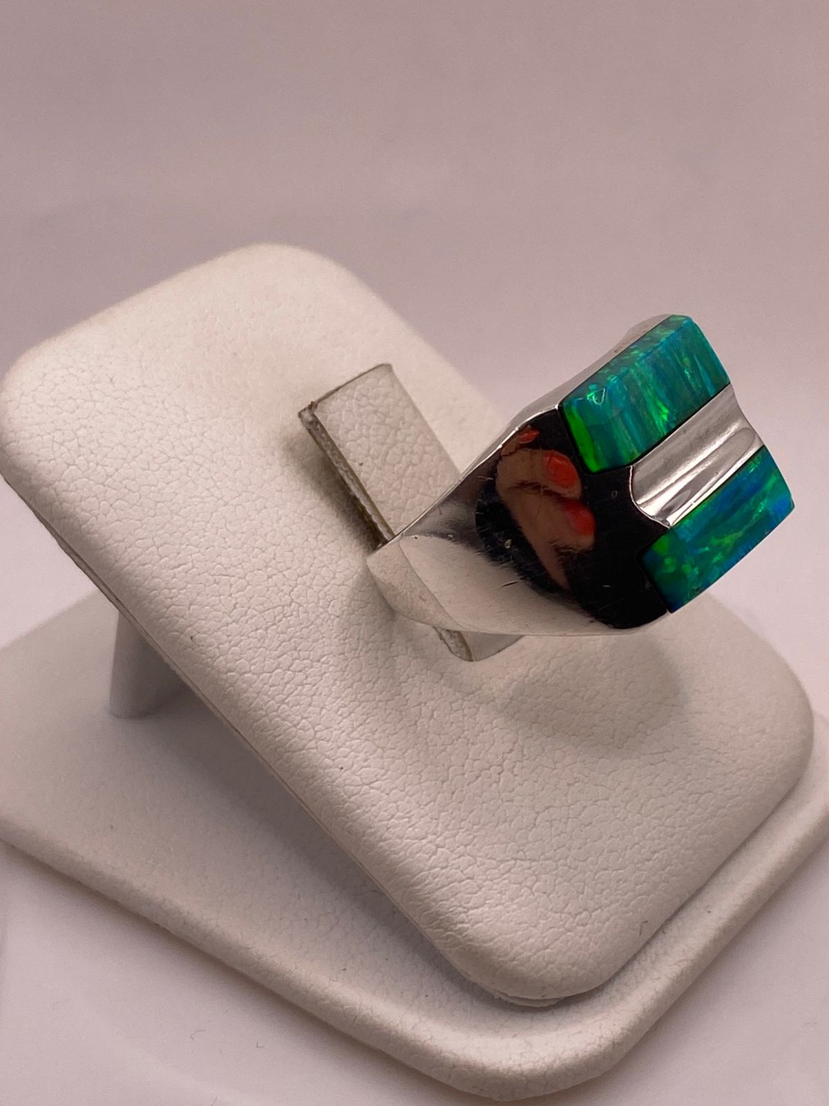 Anillo de Ópalo de Fuego Verde Iridiscente en Plata Ley .925, vista lateral