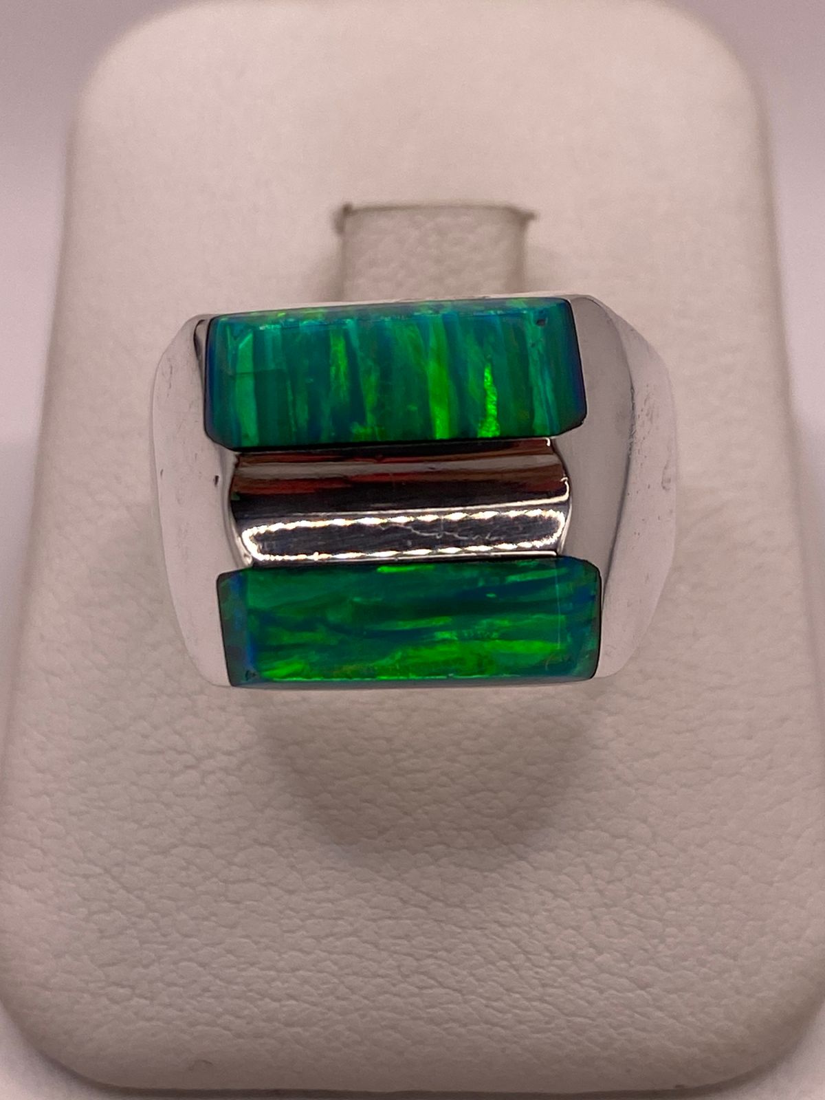 Anillo de Ópalo de Fuego Verde Iridiscente en Plata Ley .925, vista frontal