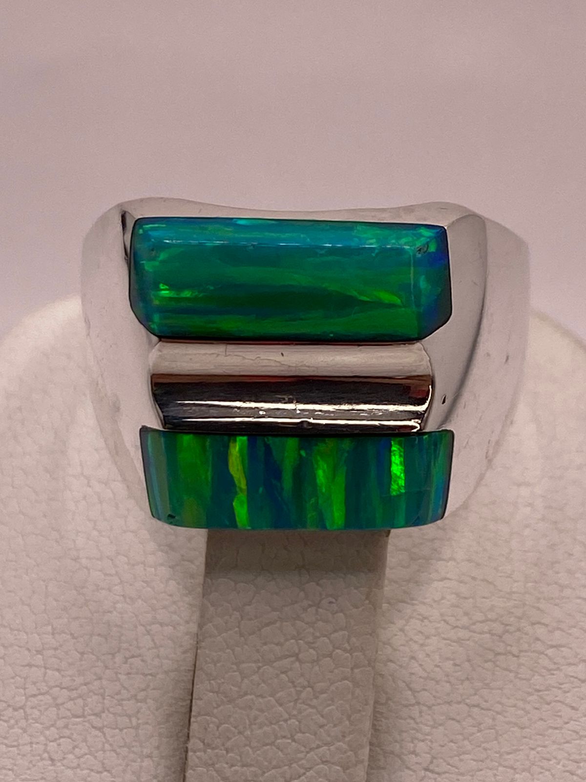 Anillo de Ópalo de Fuego Verde Iridiscente en Plata Ley .925, sello de autenticidad Plata Ley .925