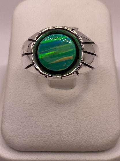 Anillo de Ópalo de Fuego Verde Iridiscente en Plata Ley .950 — ángulo diagonal