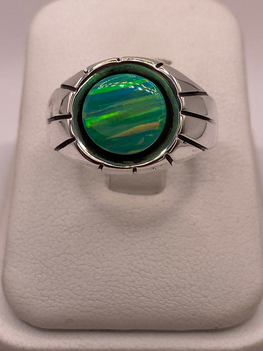Anillo de Ópalo de Fuego Verde Iridiscente en Plata Ley .950 — ángulo diagonal