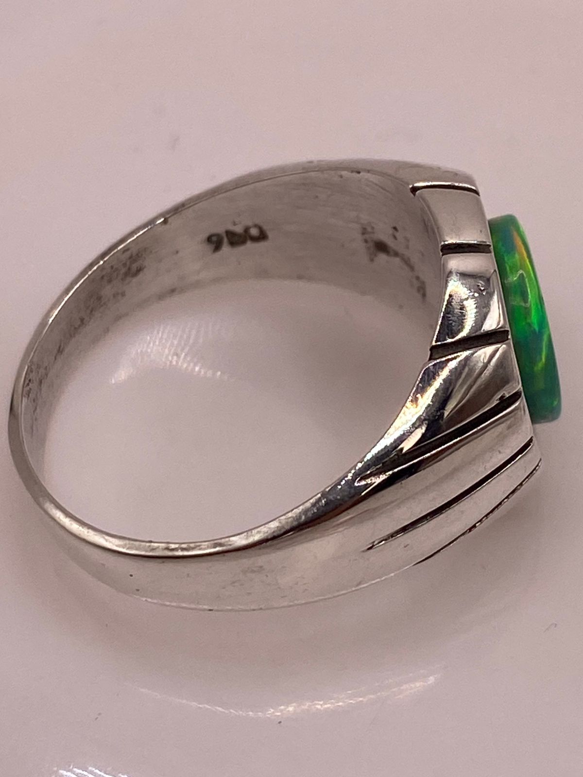 Anillo de Ópalo de Fuego Verde Iridiscente en Plata Ley .950, sello de autenticidad Plata Ley .925