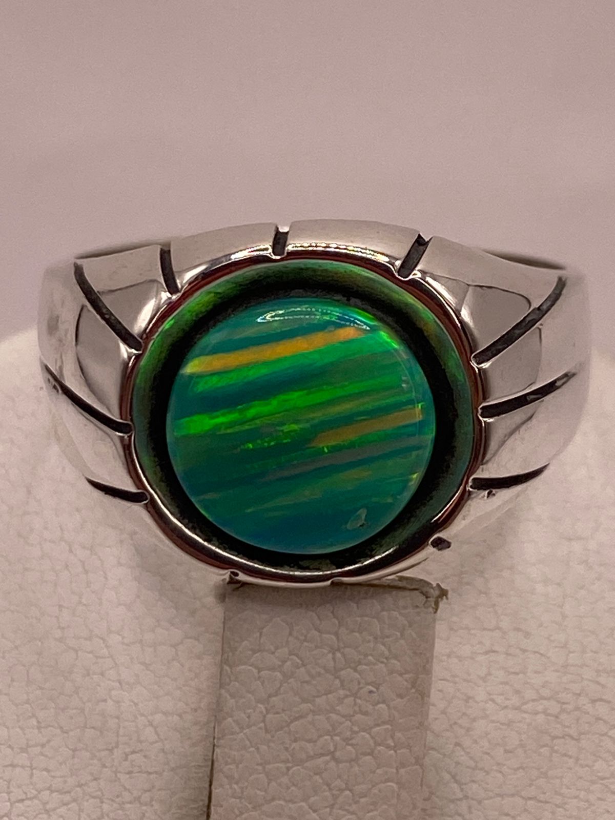 Anillo de Ópalo de Fuego Verde Iridiscente en Plata Ley .950, vista de detalle