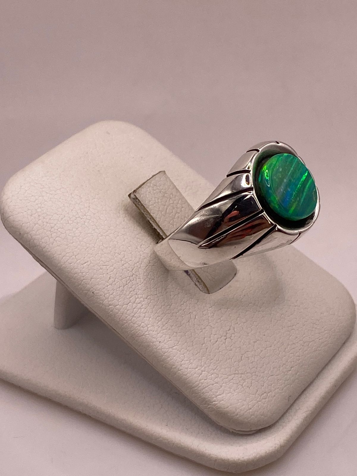Anillo de Ópalo de Fuego Verde Iridiscente en Plata Ley .950, vista frontal