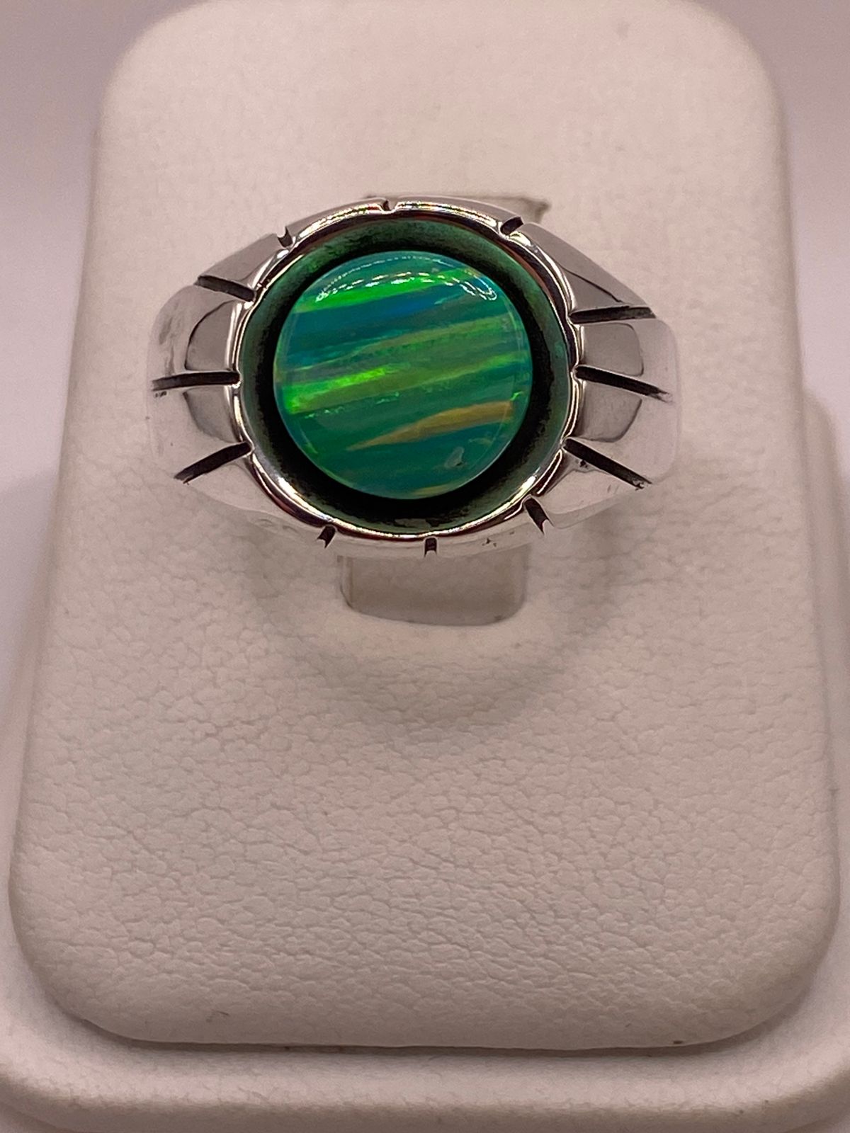 Anillo de Ópalo de Fuego Verde Iridiscente en Plata Ley .950, vista lateral