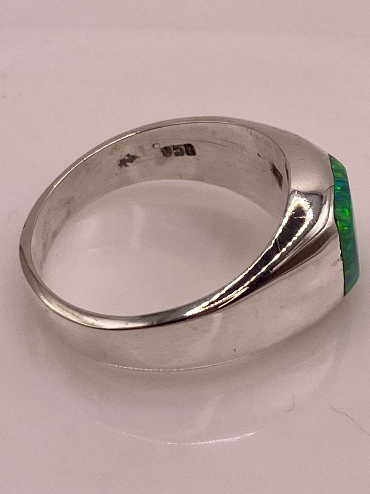 Anillo con Ópalo de Fuego Verde Iridiscente en Plata Ley .950, sello de autenticidad Plata Ley .925