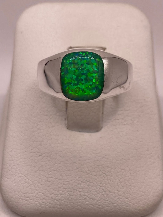 Anillo con Ópalo de Fuego Verde Iridiscente en Plata Ley .950 en báscula mostrando peso