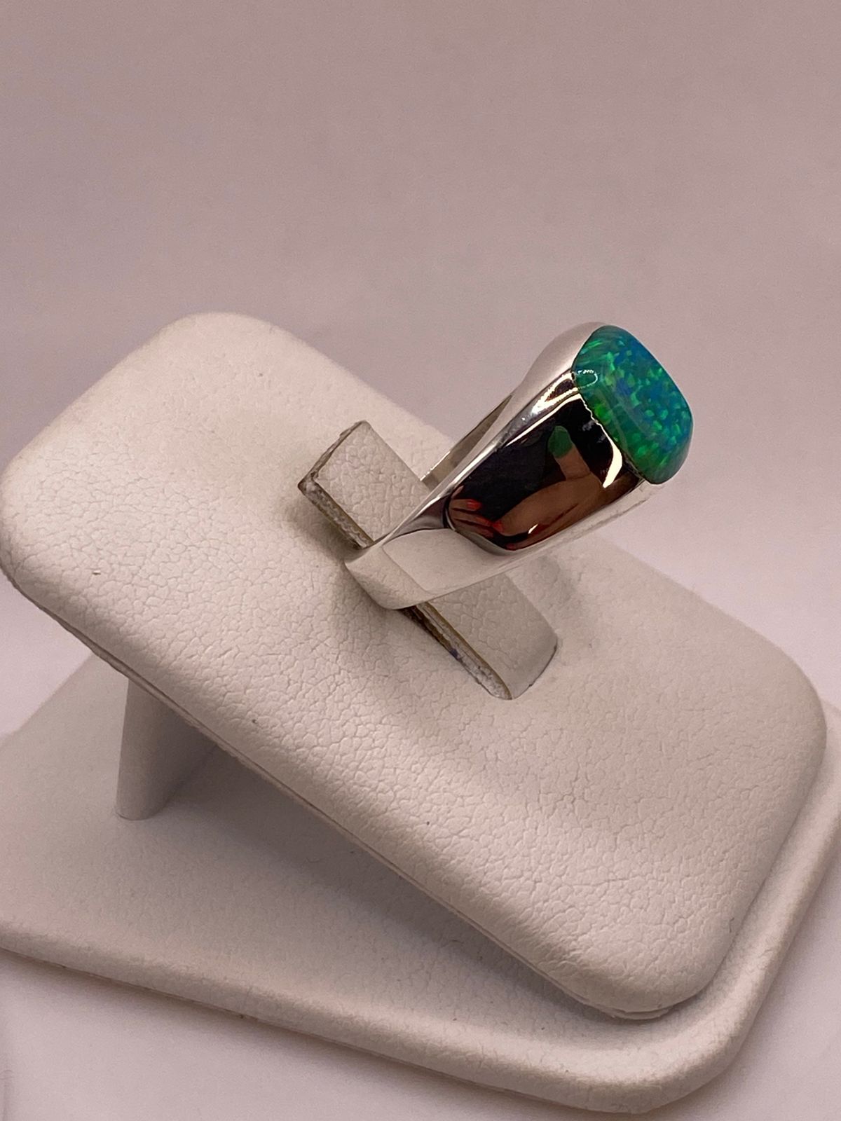 Anillo con Ópalo de Fuego Verde Iridiscente en Plata Ley .950, vista lateral