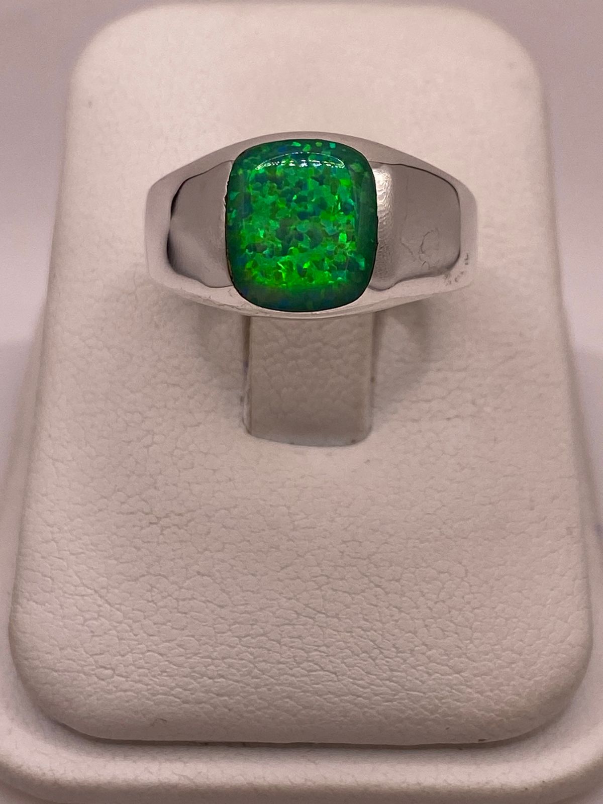 Anillo con Ópalo de Fuego Verde Iridiscente en Plata Ley .950, vista frontal