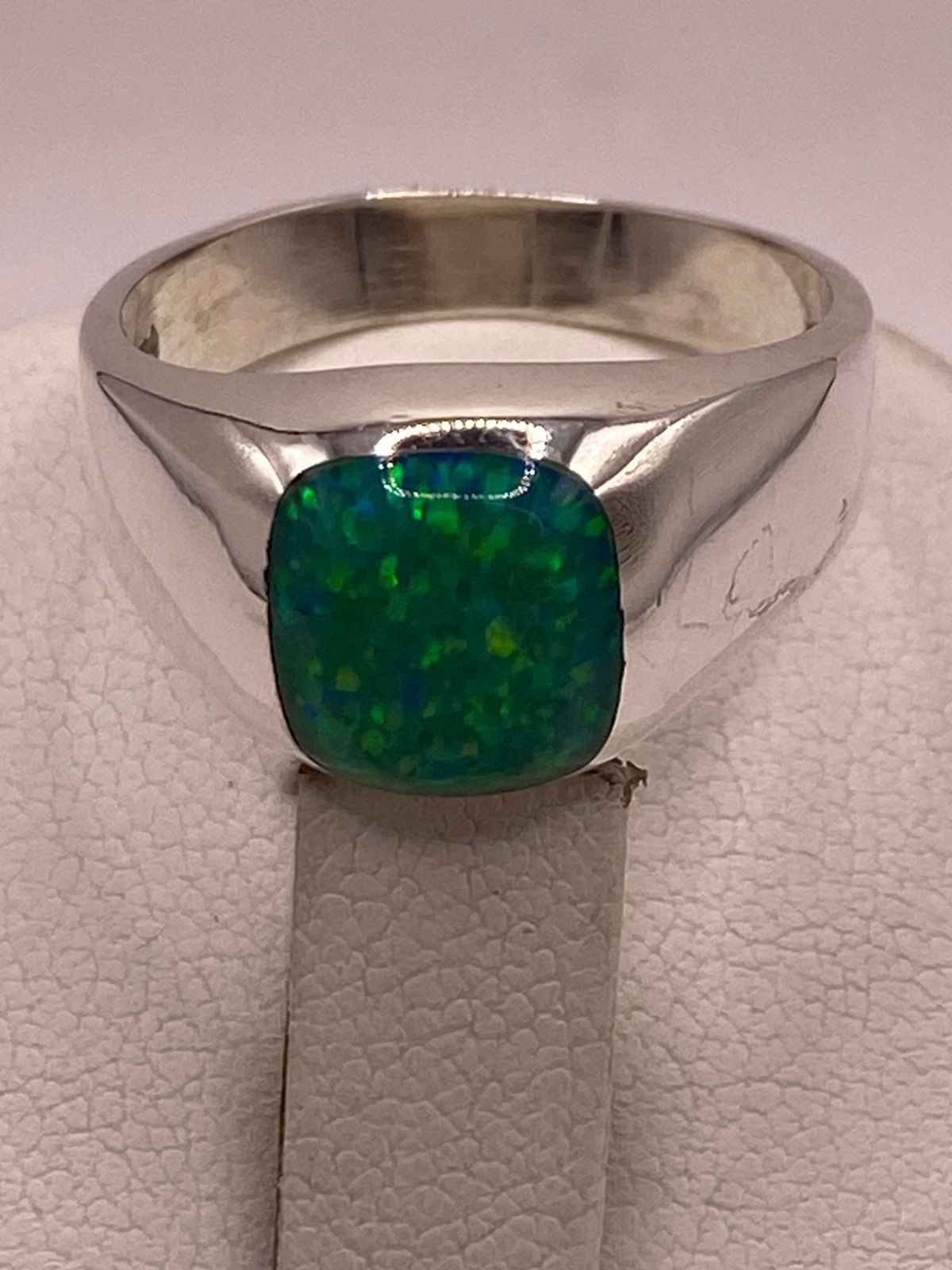Anillo con Ópalo de Fuego Verde Iridiscente en Plata Ley .950, vista superior