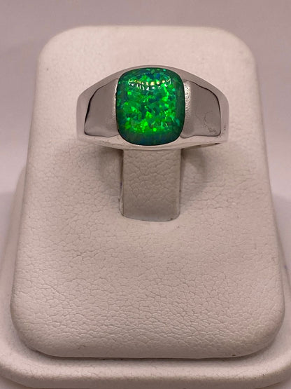 Anillo con Ópalo de Fuego Verde Iridiscente en Plata Ley .950, vista de detalle