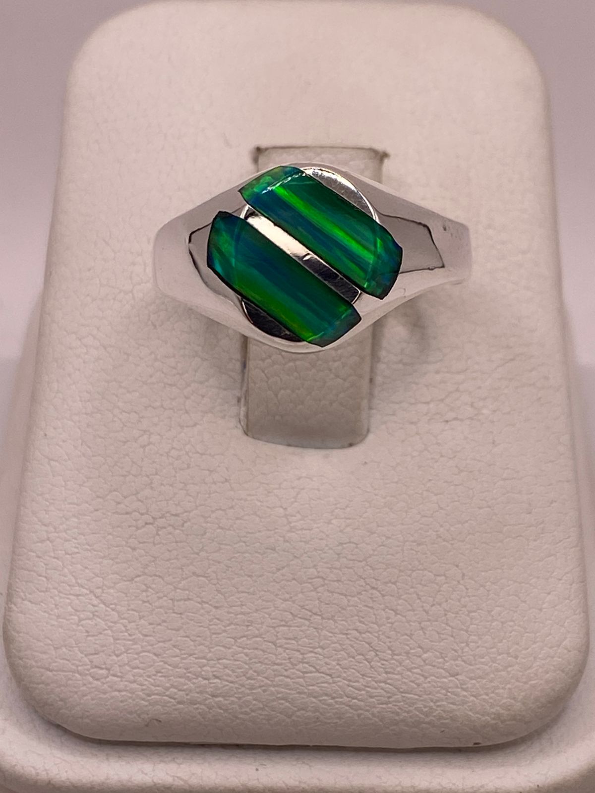 Anillo de Ópalo de Fuego Verde Iridiscente en Plata Ley .950 — ángulo diagonal