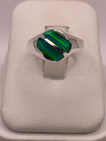 Anillo de Ópalo de Fuego Verde Iridiscente en Plata Ley .950 — ángulo diagonal