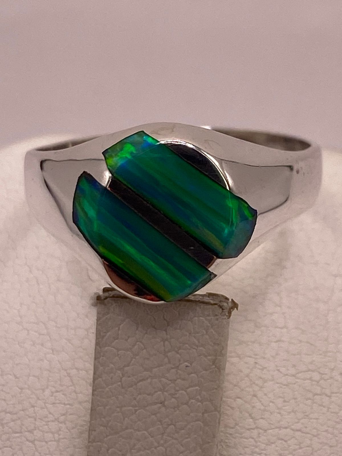 Anillo de Ópalo de Fuego Verde Iridiscente en Plata Ley .950, sello de autenticidad Plata Ley .925