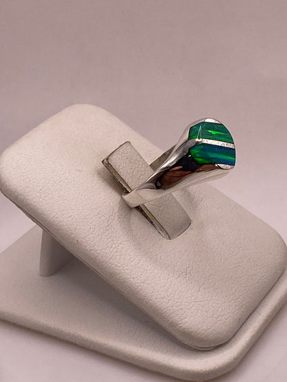 Anillo de Ópalo de Fuego Verde Iridiscente en Plata Ley .950, vista lateral