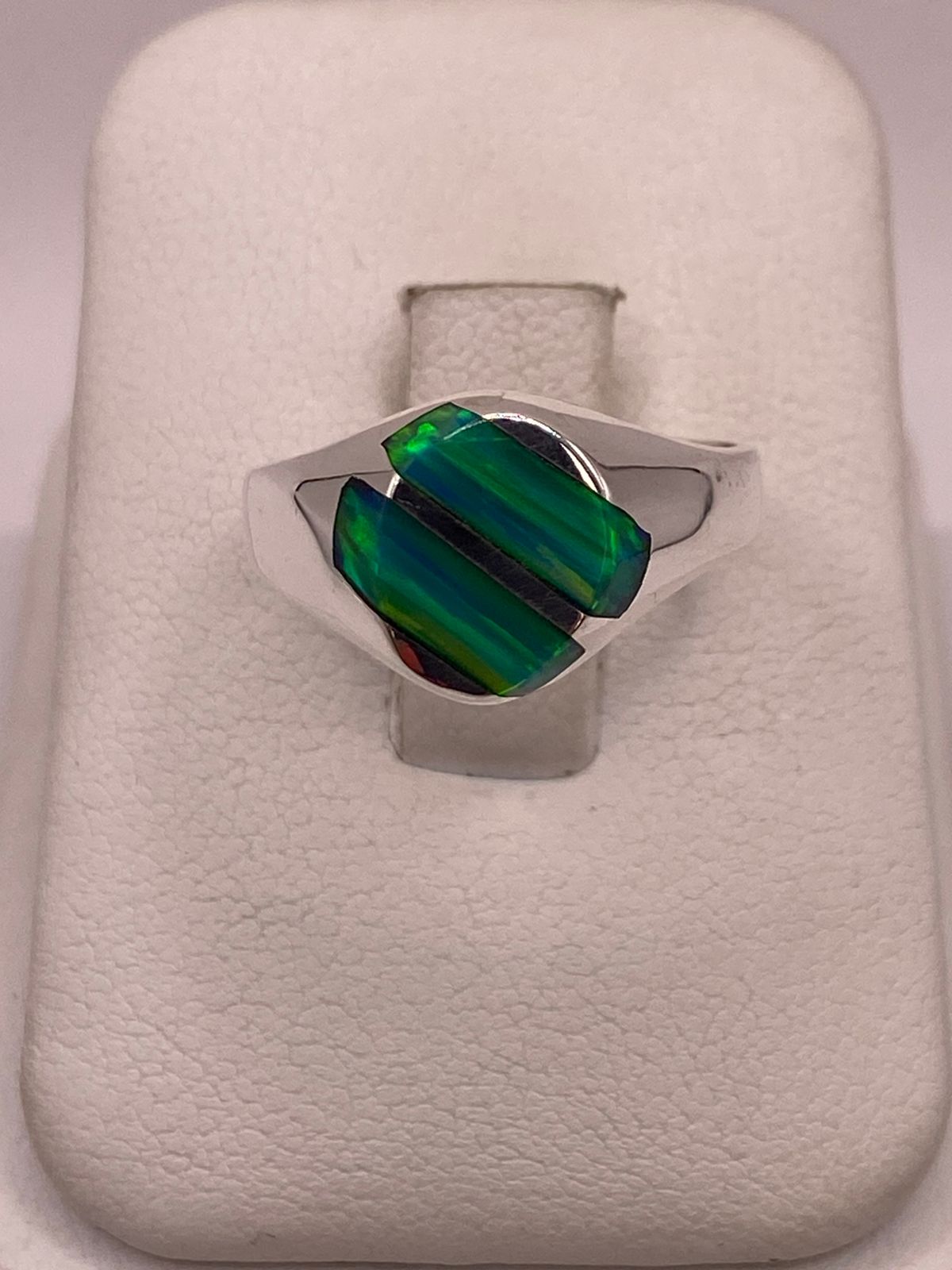 Anillo de Ópalo de Fuego Verde Iridiscente en Plata Ley .950, vista frontal