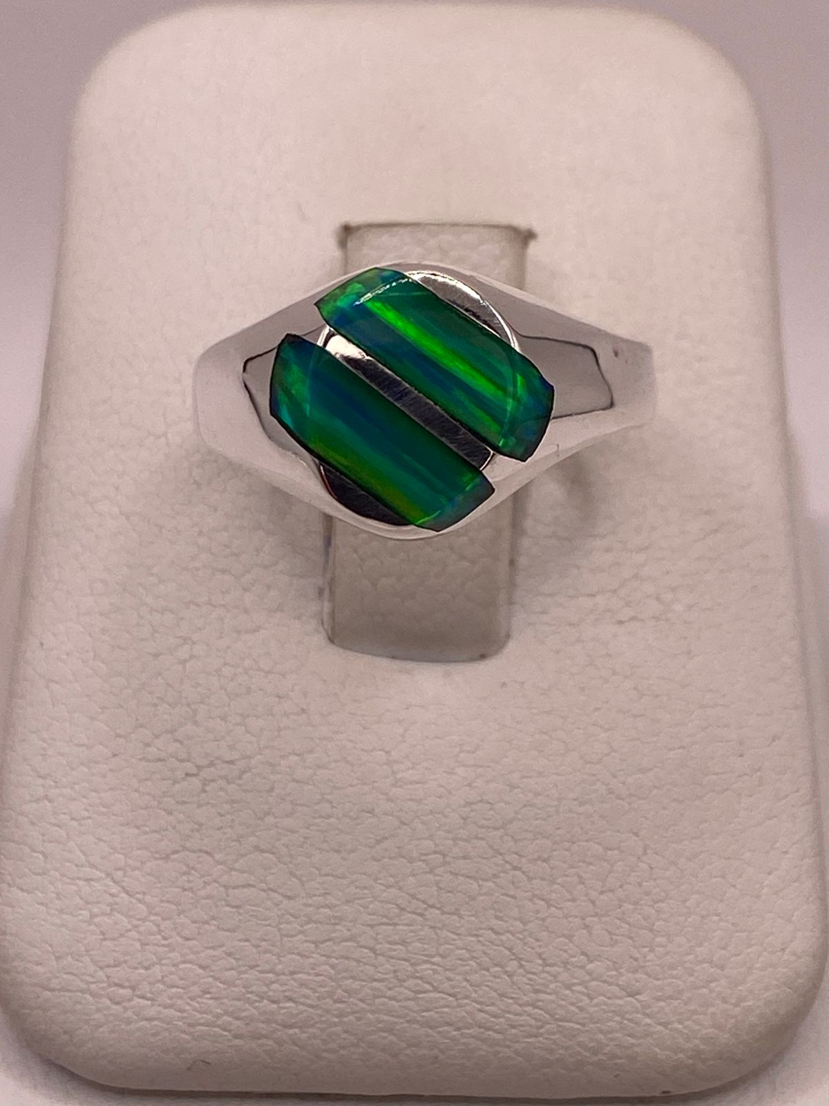 Anillo de Ópalo de Fuego Verde Iridiscente en Plata Ley .950, vista de detalle