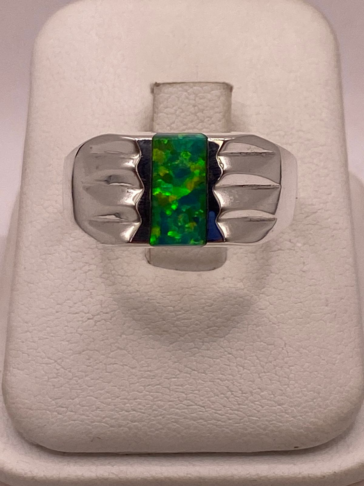 Anillo con Ópalo de Fuego Verde Iridiscente en Plata Ley .950 — ángulo diagonal