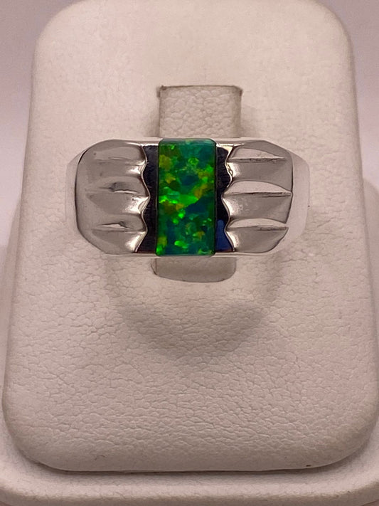 Anillo con Ópalo de Fuego Verde Iridiscente en Plata Ley .950 — ángulo diagonal