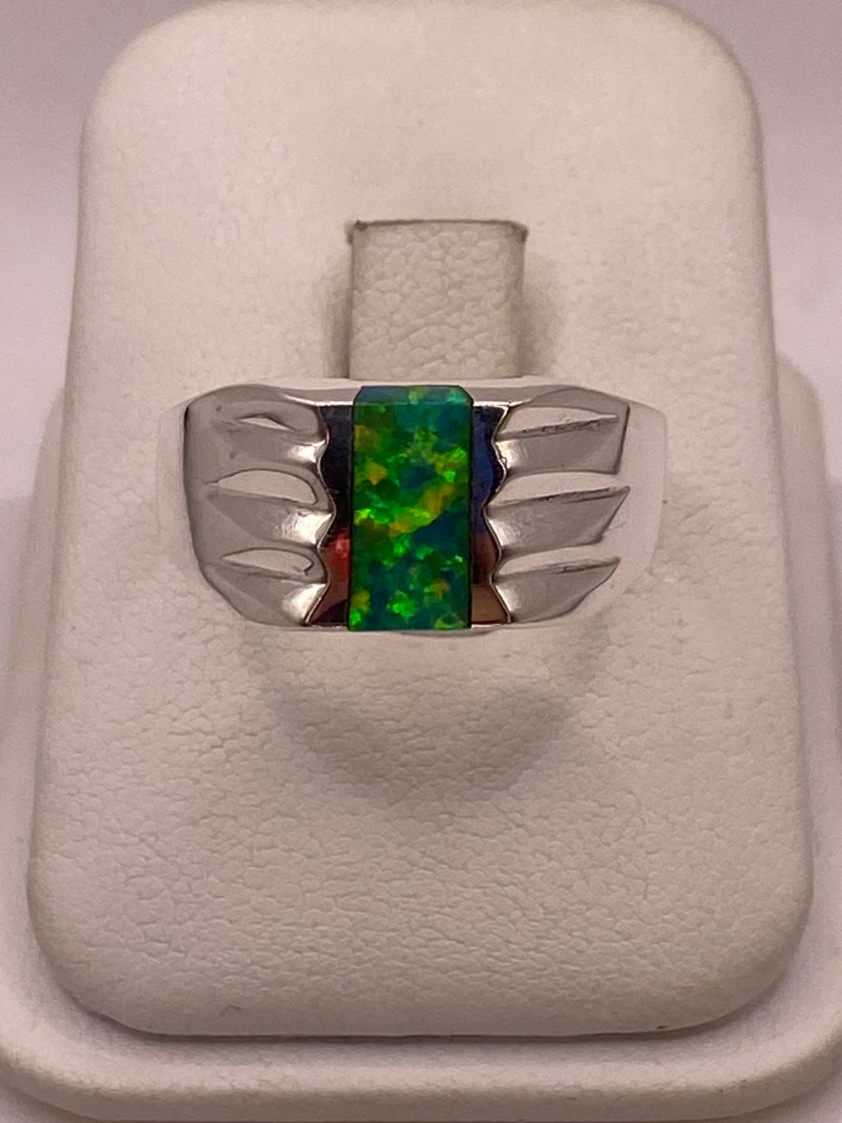 Anillo con Ópalo de Fuego Verde Iridiscente en Plata Ley .950, vista lateral