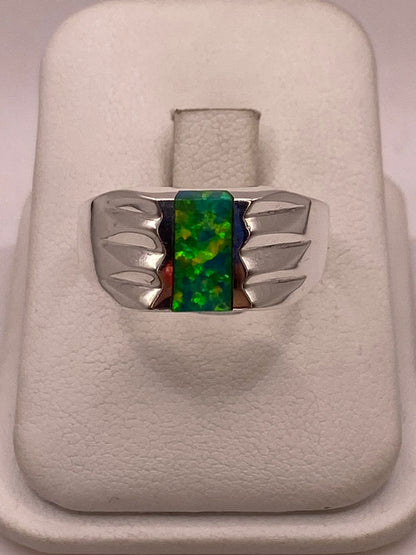 Anillo con Ópalo de Fuego Verde Iridiscente en Plata Ley .950, vista lateral
