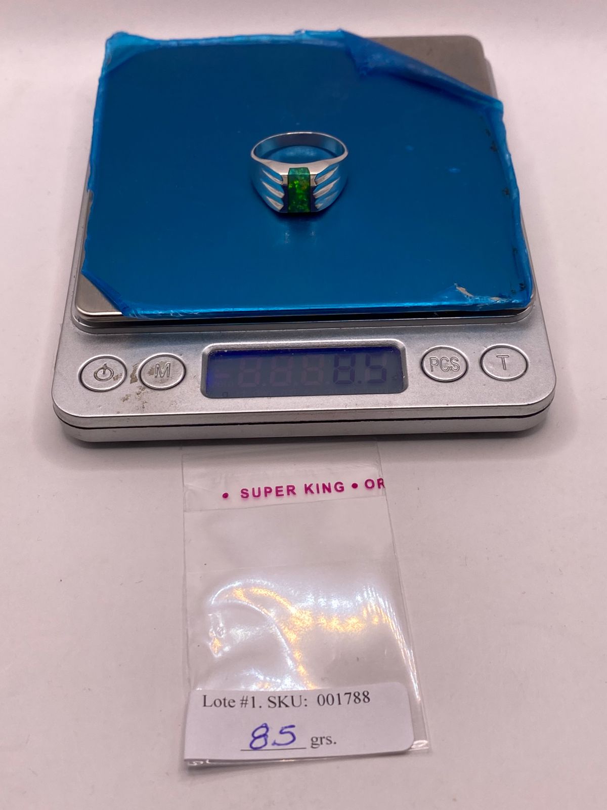 Anillo con Ópalo de Fuego Verde Iridiscente en Plata Ley .950, peso en gramos (báscula)