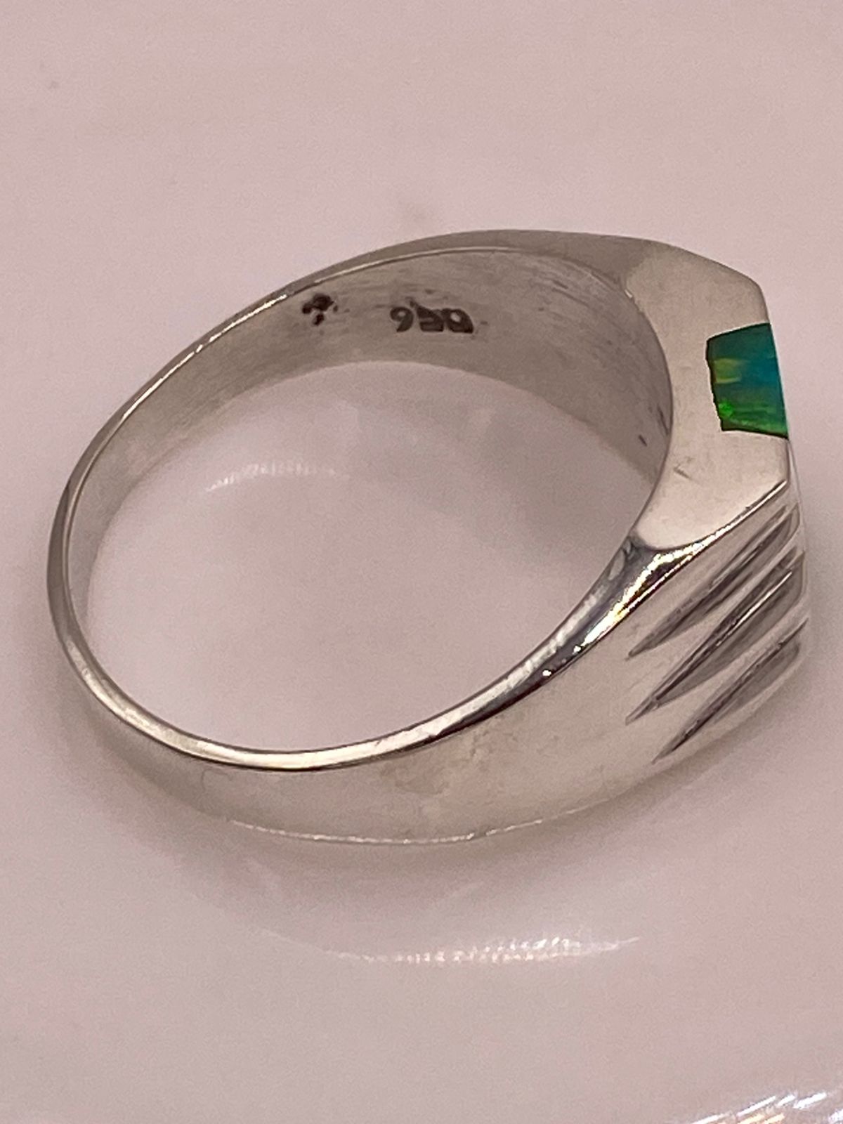 Anillo con Ópalo de Fuego Verde Iridiscente en Plata Ley .950, sello de autenticidad Plata Ley .925