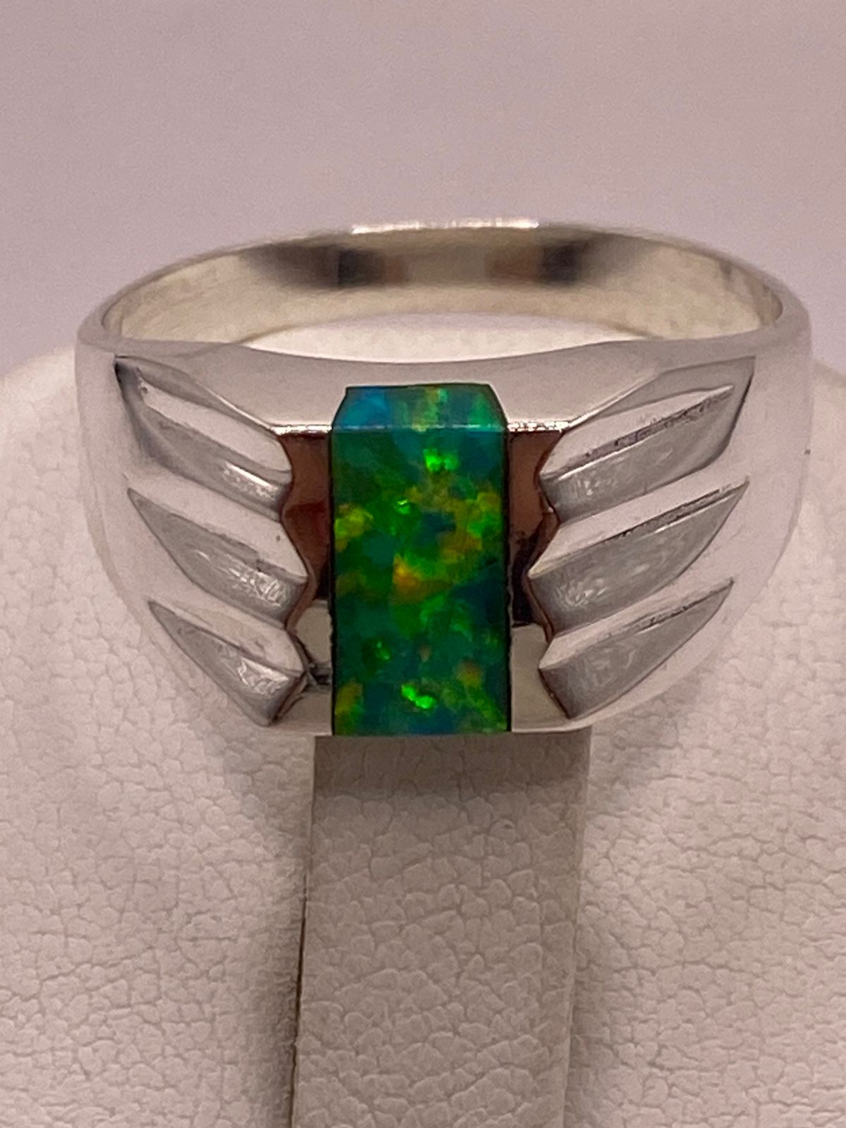 Anillo con Ópalo de Fuego Verde Iridiscente en Plata Ley .950, vista de detalle