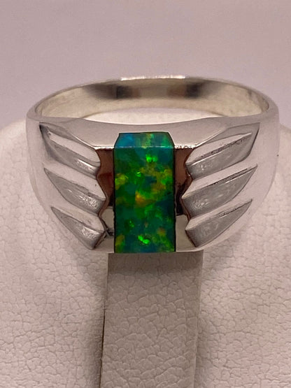 Anillo con Ópalo de Fuego Verde Iridiscente en Plata Ley .950, vista de detalle